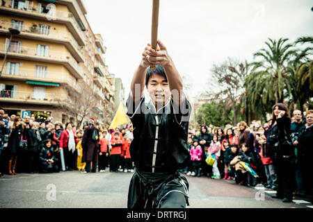 Barcellona, Spagna. 1 febbraio 2014: Un partecipante del nuovo anni sfilano a Barcellona per accogliere l'anno del cavallo esegue le arti marziali Credito: matthi/Alamy Live News Foto Stock