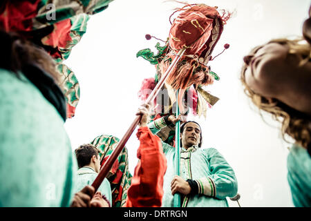 Barcellona, Spagna. 1 febbraio 2014: Attori eseguire il dragon dance per accogliere l'anno cinese del cavallo in Barcellona Credito: matthi/Alamy Live News Foto Stock