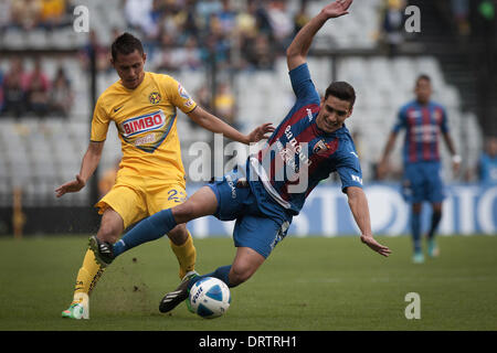 Città del Messico. Il 1° febbraio 2014. America's Paul Aguilar (L) il sistema VIES per la palla con Atlante di Manuel Viniegra (R) durante il match del campionato MX TORNEO DI CHIUSURA 2014, svoltasi in Stadio Azteca di Città del Messico, capitale del Messico il 1 febbraio 2014. Credito: Pedro Mera/Xinhua/Alamy Live News Foto Stock