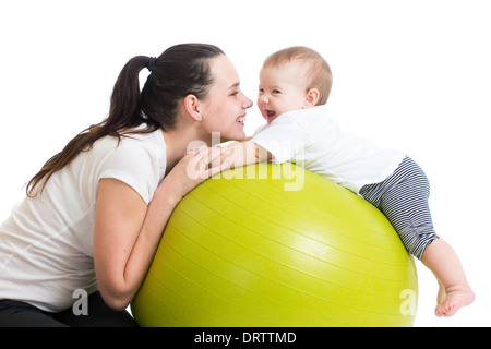 La madre e il suo bambino divertirsi con palla ginnica Foto Stock