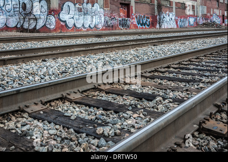 Pareti dipinte di graffiti lungo i binari della ferrovia nell'area West Midtown di Atlanta, Georgia. (USA) Foto Stock