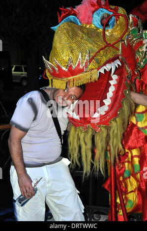 Buenos Aires, Argentina. Il 1° febbraio 2014. Un residente locale pone con un drago figura durante un evento che celebra nuovo anno lunare cinese a Buenos Aires, Argentina, 1 febbraio 2014. Credito: Voi Shuhong/Xinhua/Alamy Live News Foto Stock