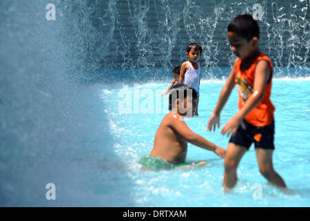 Kuala Lumpur, Malesia. Il 1° febbraio 2014. Un bambino guarda su durante la riproduzione in un parco acquatico il secondo giorno del nuovo anno lunare cinese Kuala Lumpur, Malesia, Sabato, 1 febbraio 2014. In Malaysia, durante le feste religiose vi è di solito due giorni festivi, che altre gare etnici potranno godersi le vacanze. © Joshua Paul/NurPhoto/ZUMAPRESS.com/Alamy Live News Foto Stock