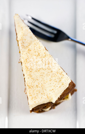 In casa la torta di carote su un bianco che serve la piastra. Foto Stock