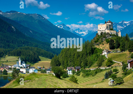 Il castello di Tarasp e Fontana villaggio circondato dalla foresta di larici nella Bassa Engadina, Svizzera Foto Stock