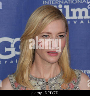 Il 1° febbraio 2014 la Santa Barbara International Film Festival presenta attrice Cate Blanchett con il outstanding performer of the Year Award per il suo ruolo in Woody Allen film più recente Gelsomino blu. Abito da Maison Martin Margiela Foto Stock