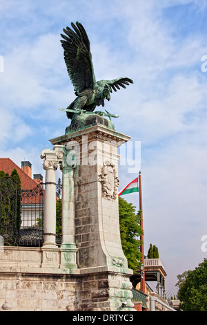 Mitico uccello Turul statua in bronzo dal 1905, situato accanto al Castello di Buda a Budapest, Ungheria. Foto Stock