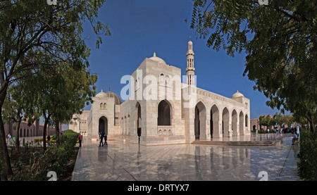 La parte esterna del bene nuovo Sultan Qaboos moschea di Muscat Foto Stock