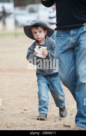 Australiano giovane ragazzo che indossa un cappello di grandi dimensioni - Australia Foto Stock