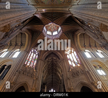 Una vista verticale della Cattedrale di Ely's tiburio ottagonale torre. Foto Stock