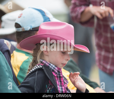 Australiano giovane ragazza che indossa un rosa Stetson Hat - Foto Stock