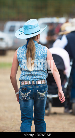 Australiano giovane ragazza che indossa un blu Stetson Hat - Australia Foto Stock