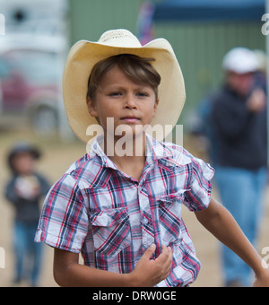 Australiano giovane ragazzo che indossa una Bianca Cappello da cowboy - Australia Foto Stock