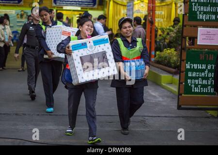 Bangkok, Tailandia. 2° febbraio 2014. Elezione lavoratori portano scrutinio ad un attesa auto in centro di Bangkok. Thais sono andati alle urne in un ''snap elezione'' chiamato domenica nel mese di dicembre dopo il primo ministro Yingluck Shinawatra ha sciolto il parlamento di fronte a grandi proteste contro il governo di Bangkok. L'anti-opposizione del governo, guidato dal popolo della riforma democratica Comitato (PDRC), chiamato per un boicottaggio delle elezioni e ha minacciato di interrompere le votazioni. Molti seggi in Bangkok sono state chiuse dai manifestanti che ha bloccato l'accesso a sondaggi o la distribuzione di scrutini. Il risultato della e Foto Stock