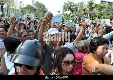 Bangkok, Tailandia. 2° febbraio 2014. Gli elettori tenere le loro carte di identità su una strada vicino a un seggio dove governo anti-manifestanti hanno bloccato le entrate e le uscite in Bangkok, capitale della Thailandia, Febbraio 2, 2014. Circa 12 milioni di euro su un totale di 48.77 milioni di elettori in Tailandia non è riuscito a esercitare il loro diritto di voto durante la Domenica elezioni generali, che si è conclusa alle 3 del pomeriggio ora locale, i media locali hanno riferito. Credito: Gao Jianjun/Xinhua/Alamy Live News Foto Stock