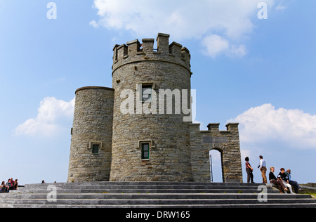 O'Briens torre presso le scogliere di Moher nella contea di Clare Irlanda Foto Stock