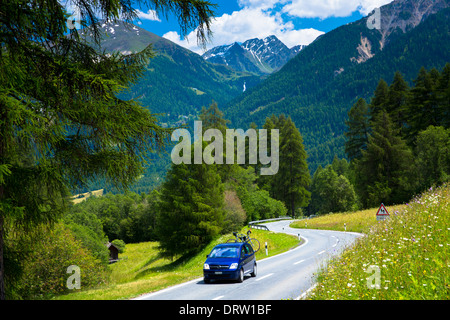 Auto con portabiciclette sulla vacanza in giro per le Alpi svizzere, il Parco Nazionale Svizzero, Svizzera Foto Stock