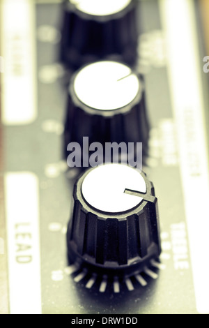 Close up su amplificatore per chitarra manopole Foto Stock