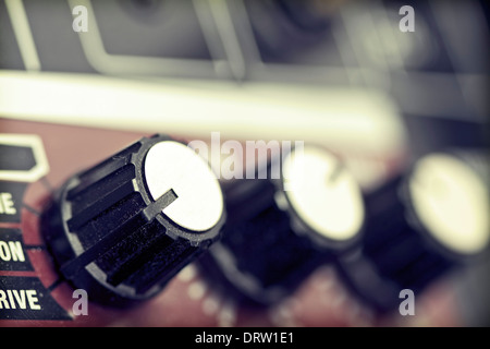 Close up su amplificatore per chitarra manopole Foto Stock