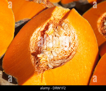 Fresche e mature le fette di zucca in un mercato degli agricoltori Foto Stock