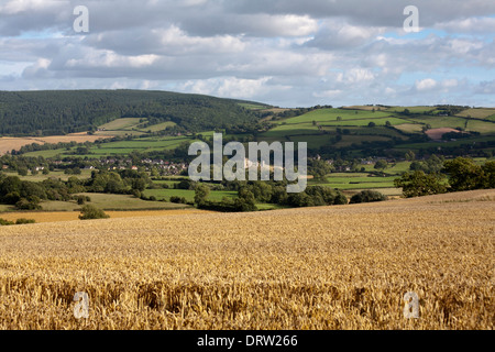 Clun il castello e il borgo di Clun da Cefns e il modo in Shropshire Shropshire Inghilterra Foto Stock