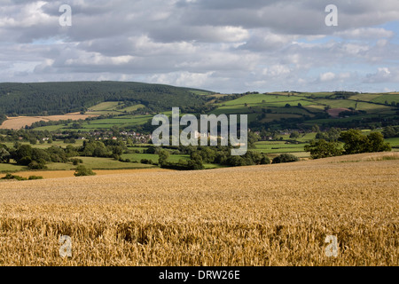 Clun il castello e il borgo di Clun da Cefns e il modo in Shropshire Shropshire Inghilterra Foto Stock