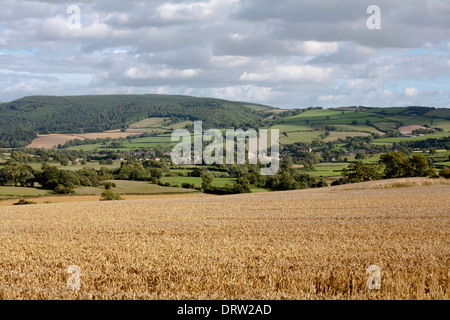 Clun il castello e il borgo di Clun da Cefns e il modo in Shropshire Shropshire Inghilterra Foto Stock