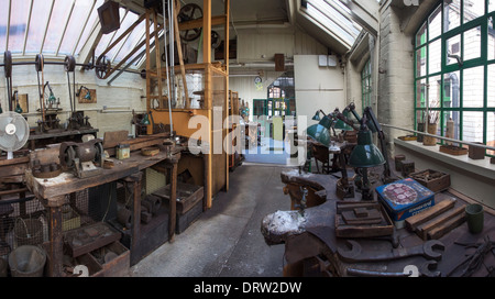 Ora un museo silenziosa questa volta-occupato workshop è stato al centro di Birmingham del commercio di gioielli. Foto Stock