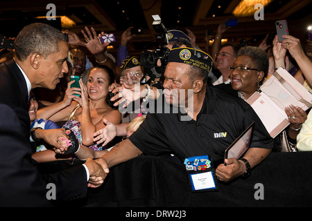 Il Presidente Usa Barack Obama saluta le persone del pubblico seguente commento a disabili American veterani Convenzione Nazionale Agosto 10, 2013 a Orlando, FL. Foto Stock