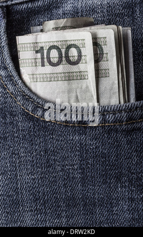 Diverse banconote polacco nella tasca dei jeans Foto Stock