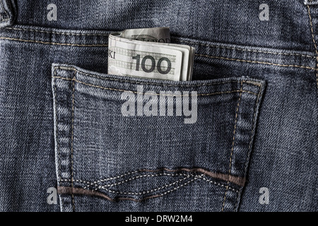Diverse banconote polacco nella tasca dei jeans Foto Stock