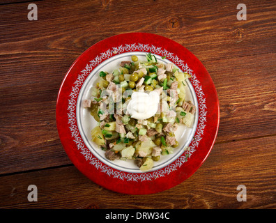 Tradizionale russa olivier insalata con il segnale di PEA Foto Stock