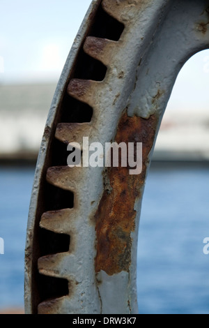 In prossimità della ruota dentata di una vecchia gru in Alesund Harbour Foto Stock