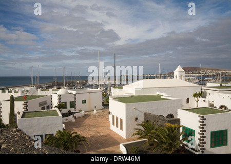 Rubicone Marina Playa Blanca Lanzarote vista panoramica su marina per le spiagge di tutto il golfo dal cammino alto sopra Foto Stock