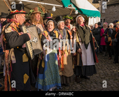 Membri del penny Plain Theatre Company Esecuzione 'Hardcastle Natale Capers' a Grassington. Foto Stock