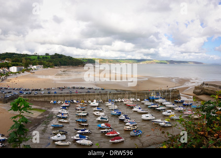 La Bassa marea a Saundersfoot Harbour, South Wales località balneare. Foto Stock