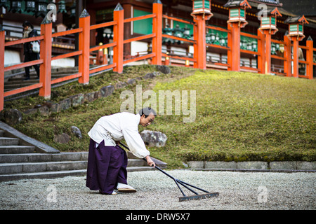 Lo Shintoismo giapponese sacerdote rastrelli rock giardino zen. Foto Stock