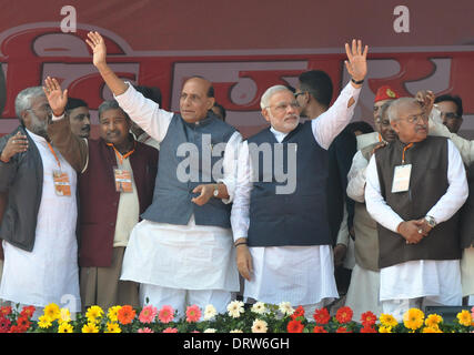 Meerut, BJP presidente Rajnath Singh (3R) e altri leader partecipare ad un rally nel nord dello stato indiano dell'Uttar Pradesh del distretto di Meerut. 2° febbraio 2014. Narendra Modi (2R), India del principale partito d opposizione Bharatiya Janata Party (BJP) del presidente del consiglio dei ministri per i candidati 2014 sondaggi e BJP presidente Rajnath Singh (3R) e altri leader partecipare ad un rally nel nord dello stato indiano dell'Uttar Pradesh del distretto di Meerut, Febbraio 2, 2014. Credito: Partha Sarkar/Xinhua/Alamy Live News Foto Stock