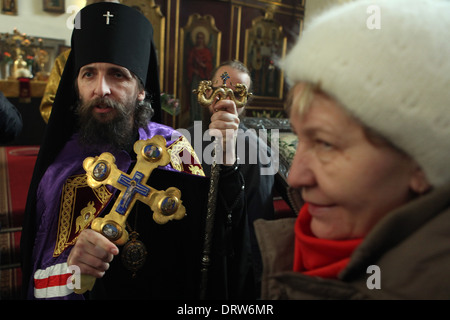 Eletto Arcivescovo Joachim di Praga assiste alla cerimonia della sua intronizzazione come nuovo Arcivescovo di Praga. Foto Stock