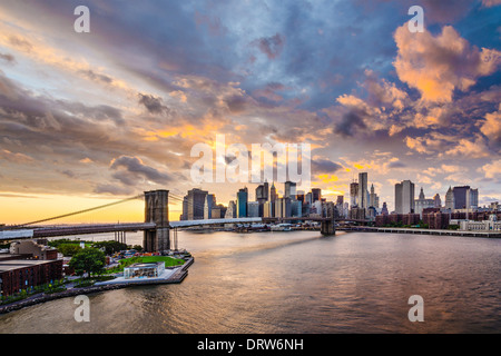 La città di New York con drammatica la copertura nuvolosa. Foto Stock