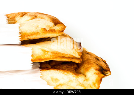 Fresca pane pita isolati su sfondo bianco Foto Stock