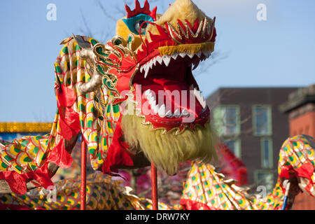 Liverpool, Regno Unito. 2° febbraio 2014. Un dragone cinese marionetta durante il Capodanno cinese in Liverpool Credit: Adam Vaughan/Alamy Live News Foto Stock