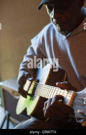 Stati Uniti Mississippi MS Miss Bentonia - Fronte Blu Cafè juke joint sul sentiero di Blues di proprietà di Jimmy "Duck" Holmes a suonare la chitarra Foto Stock