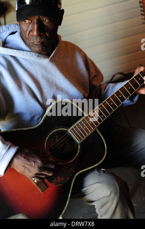 Stati Uniti Mississippi MS Miss Bentonia - Fronte Blu Cafè juke joint sul sentiero di Blues di proprietà di Jimmy "Duck" Holmes a suonare la chitarra Foto Stock