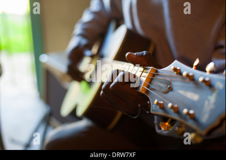 Stati Uniti Mississippi MS Miss Bentonia - Fronte Blu Cafè juke joint sul sentiero di Blues di proprietà di Jimmy "Duck" Holmes a suonare la chitarra Foto Stock