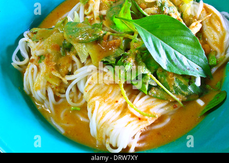 Vermicelli di riso mangiato con salsa dolce e di verdure Foto Stock