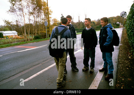 Marcq en Baroeul Francia Boy gli incontri con gli amici in strada Foto Stock