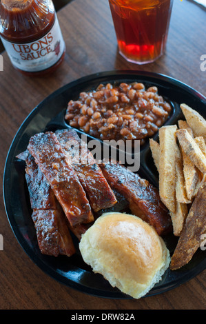 Stati Uniti Mississippi MS Miss Yazoo City Ubon's BBQ barbecue barbeque costolette di maiale cibo meridionale fagioli Foto Stock