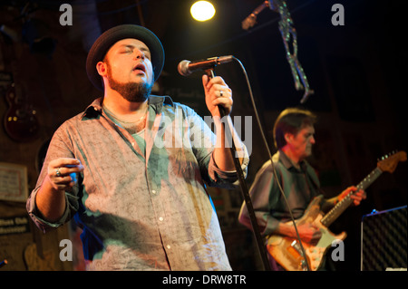 Stati Uniti Mississippi MS Miss Clarksdale Ground Zero Blues Club - Brandon Santini blues band suonare armonica Foto Stock