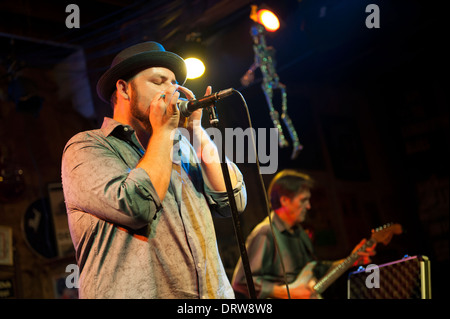 Stati Uniti Mississippi MS Miss Clarksdale Ground Zero Blues Club - Brandon Santini blues band suonare armonica Foto Stock